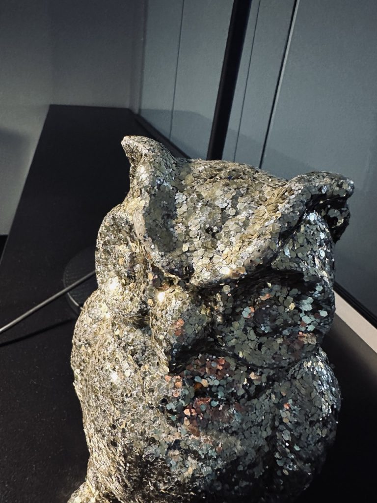 Eulenfigur mit glitzernder Oberfläche