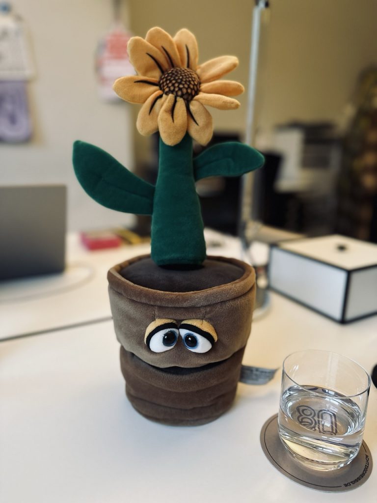 Plüschblume im Blumentopf auf dem Schreibtisch