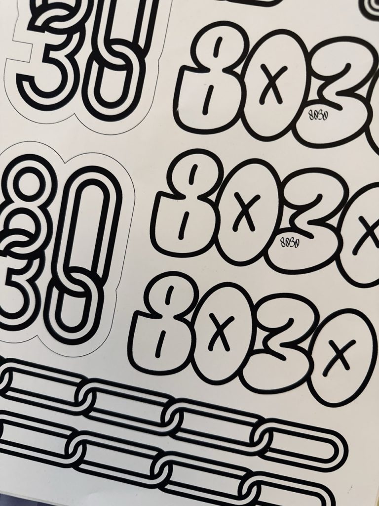 Aufkleberbogen mit 80/30 Schriftzügen