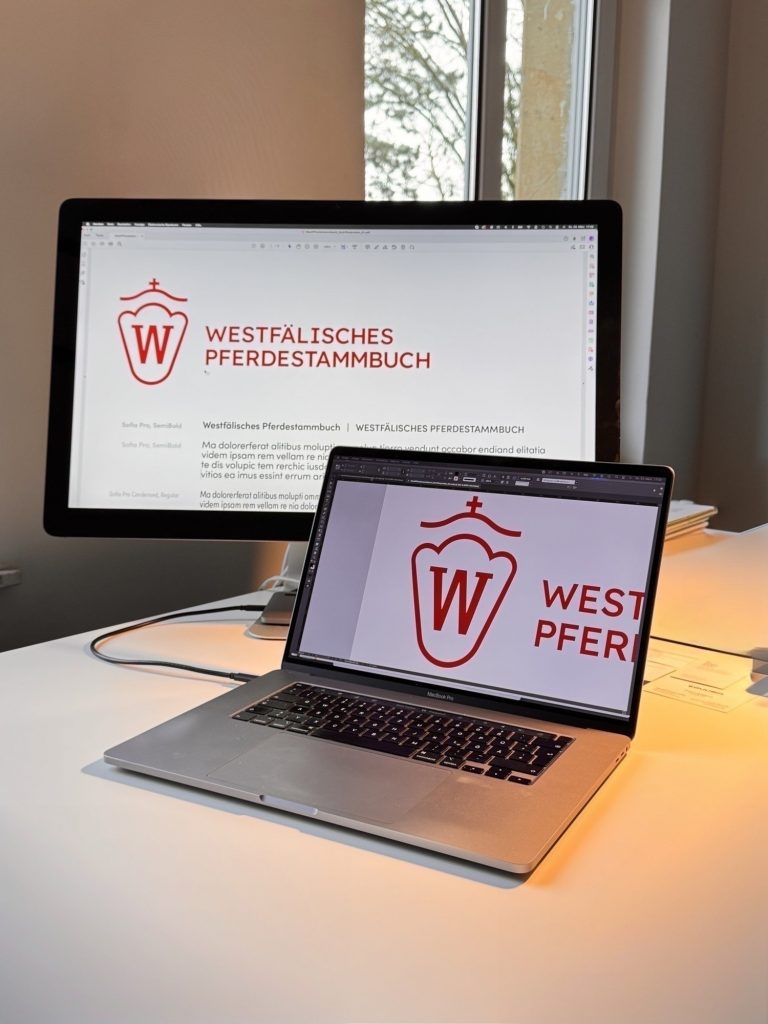 Logo des Westfälischen Pferdestammbuchs auf Monitor und Laptop