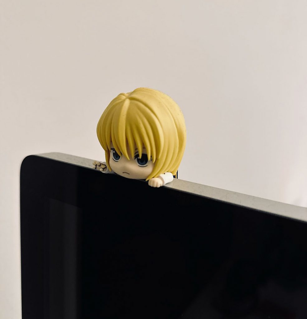 Kleine Figur mit gelben Haaren auf einem Bildschirm