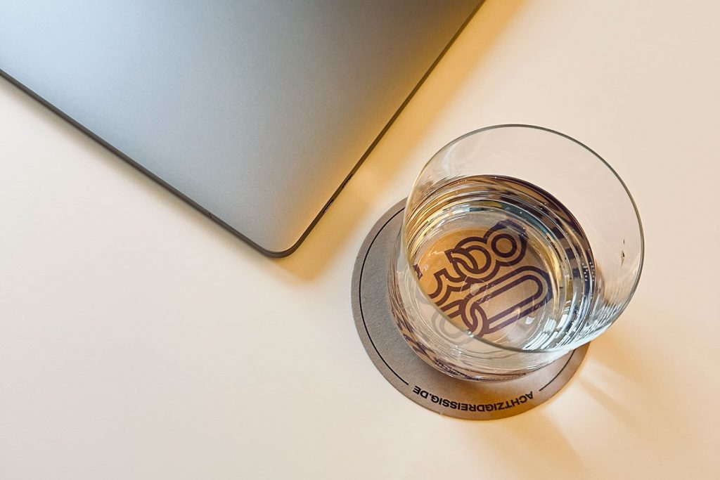 Glas auf einem 80/30 Untersetzer