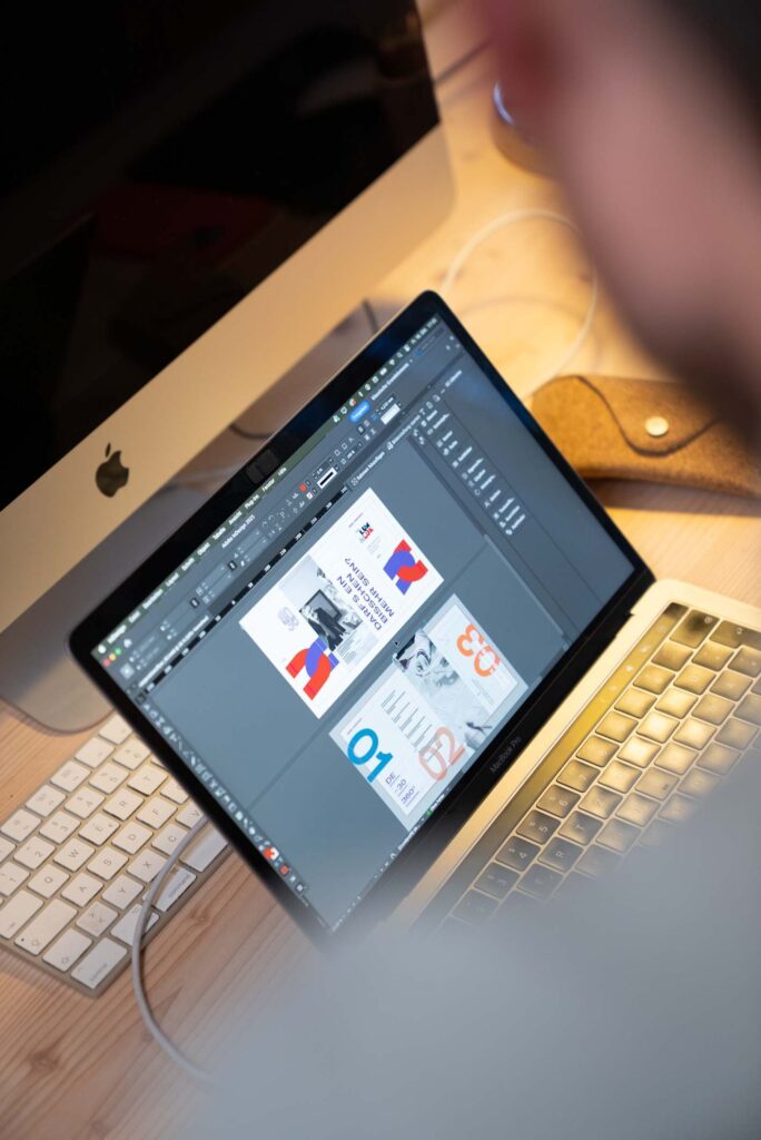 Laptop mit Designprogramm auf dem Schreibtisch