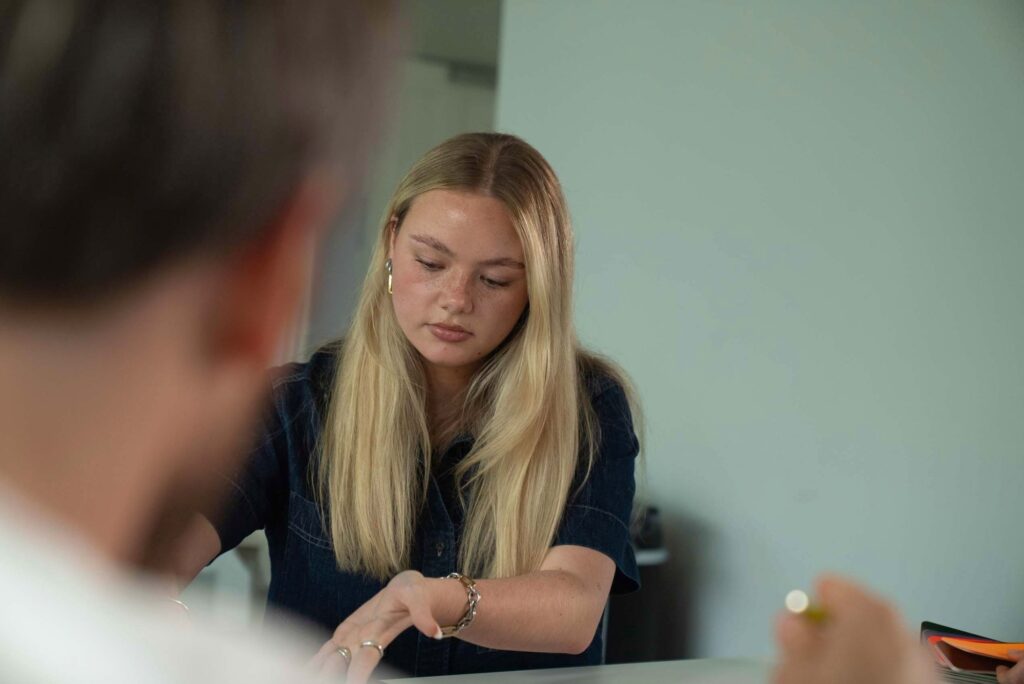 Mitarbeiterin am Besprechungstisch