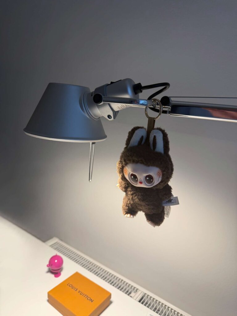 Plüschanhänger an einer Schreibtischlampe