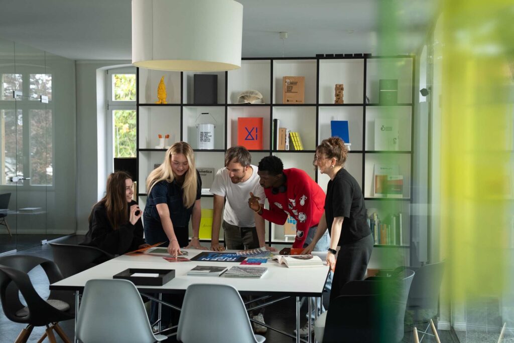 Team am Besprechungstisch im Büro