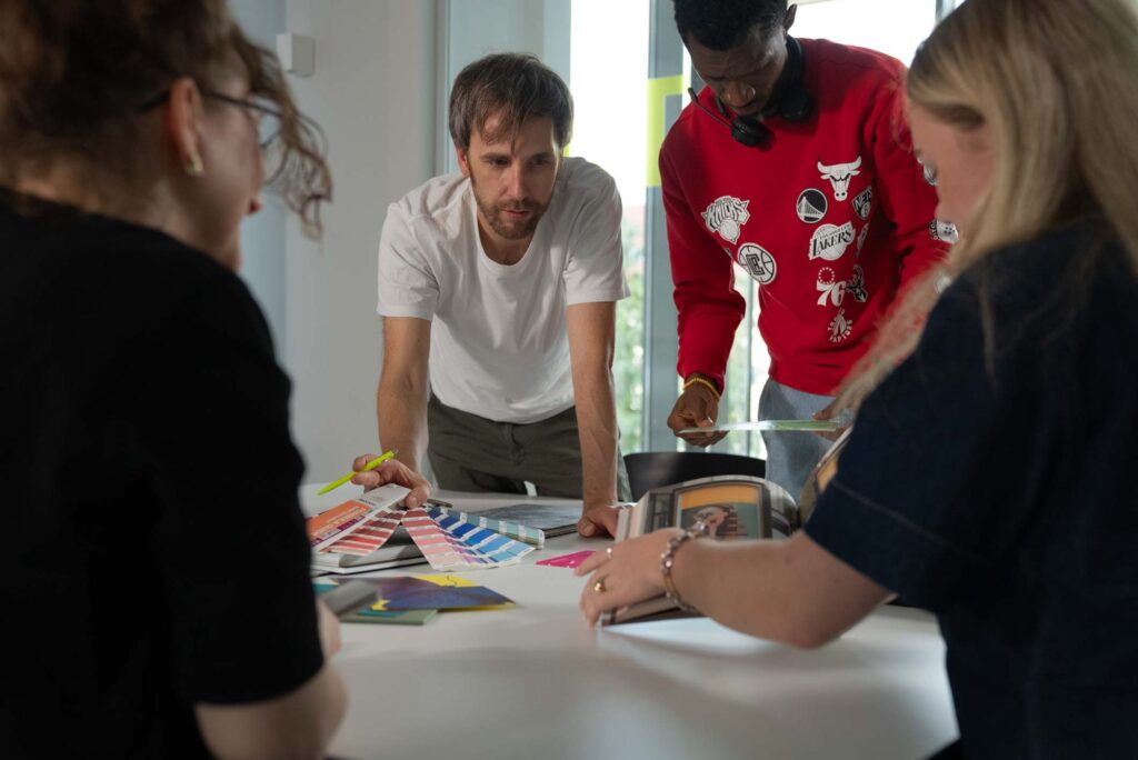 Team arbeitet an einem Tisch mit Farbmustern