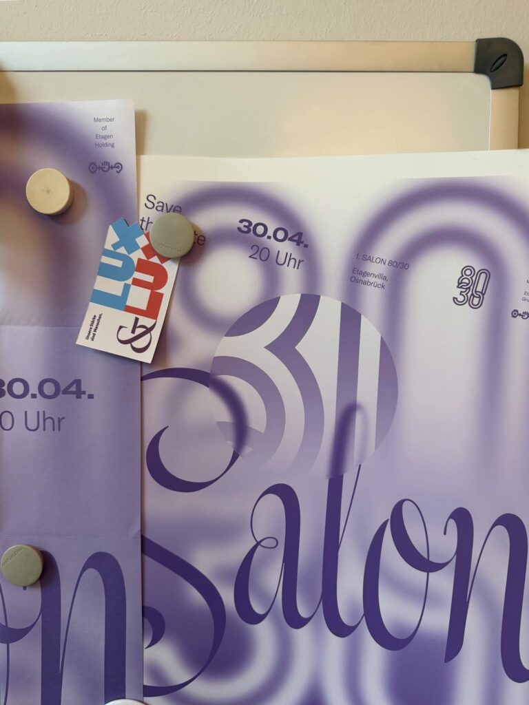 Plakat mit Save-the-Date an der Wand